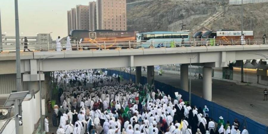 الحجيج يتوافدون لرمي جمرة العقبة في أول أيام عيد الأضحى - هرم مصر