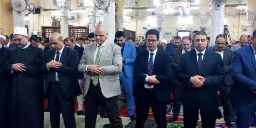 محافظ القليوبية ورئيس جامعة بنها يؤديان صلاة عيد الأضحى بمسجد ناصر - هرم مصر