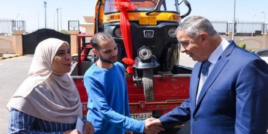 محافظ الإسكندرية يُسلّم «توك توك» جديد لسيدة تعويضًا عن مركبتها التي غرقت بسبب العاصفة - هرم مصر