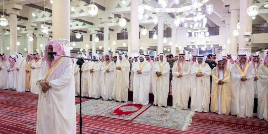 نائب أمير الرياض يؤدي صلاة عيد الأضحى - هرم مصر