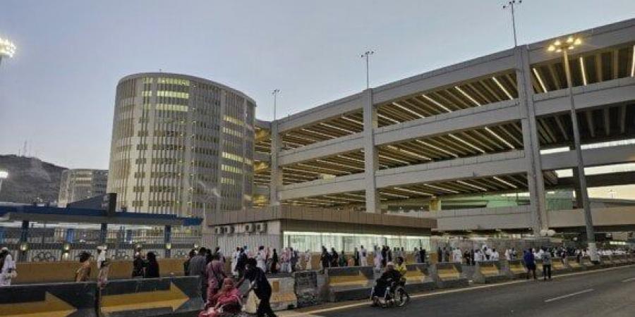 حجاج الجمعيات يؤدون رمي الجمرات في أول أيام التشريق - هرم مصر