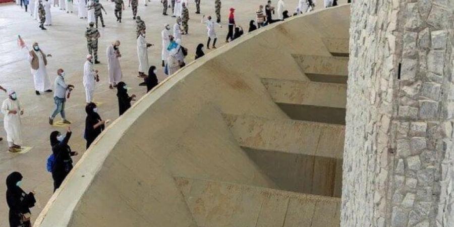 حجاج بيت الله الحرام يرمون الجمرات الثلاث في أول أيام التشريق - هرم مصر
