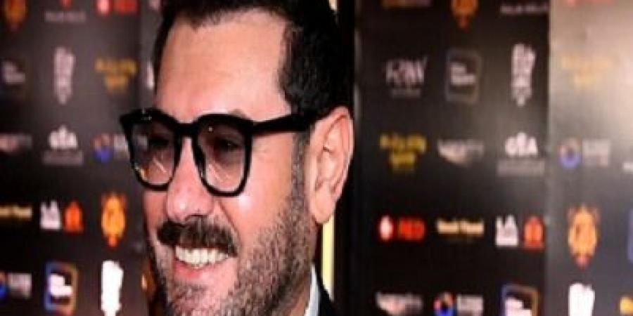 عمرو يوسف ينتهى من درويش ويصور السلم والثعبان 2 - هرم مصر