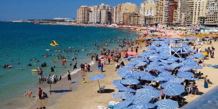 إقبال متزايد على شواطئ الإسكندرية في ثالث أيام عيد الأضحى - هرم مصر