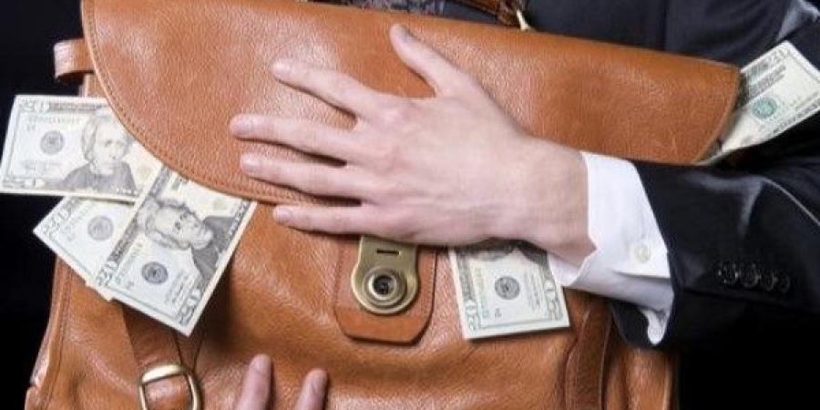 احذر.. جريمة الاختلاس تعرضك لعقوبة السجن المؤبد طبقا للقانون - هرم مصر