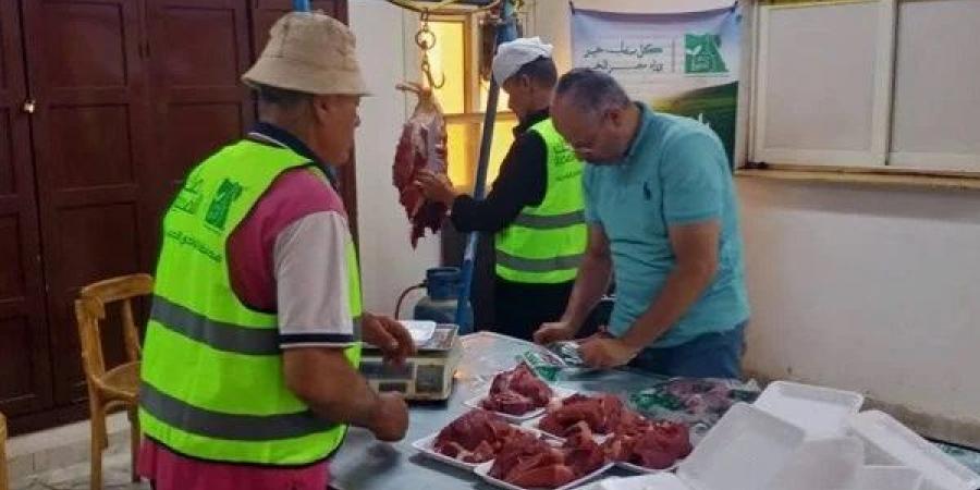 محافظ الوادي الجديد: توزيع لحوم أضاحي 50 رأس ماشية على الأسر المستحقة - هرم مصر