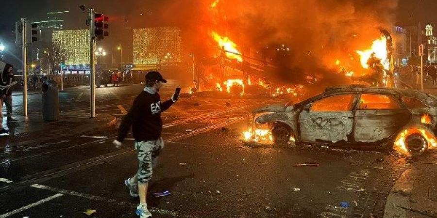 باليمينا تشتعل .. أعمال شغب في "كلونافون تيراس" عقب احتجاجات على خلفية قضية اعتداء جنسي - هرم مصر