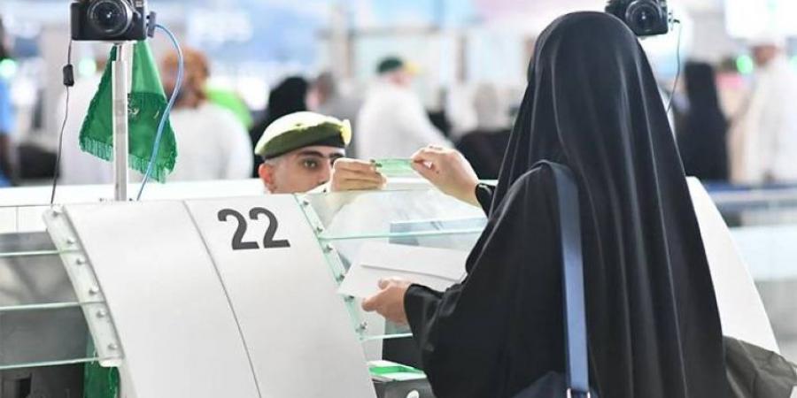 الجوازات تنهي إجراءات مغادرة أولى رحلات ضيوف الرحمن عبر مطار الأمير محمد بن عبدالعزيز بالمدينة المنورة - هرم مصر