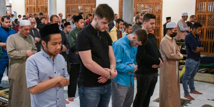 هل يجوز للعائد من الحج ترك صلاة الجماعة عدة أيام للراحة - هرم مصر