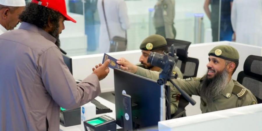 جوازات منفذ حالة عمار تنهي إجراءات مغادرة ضيوف الرحمن بعد أدائهم مناسك الحج - هرم مصر