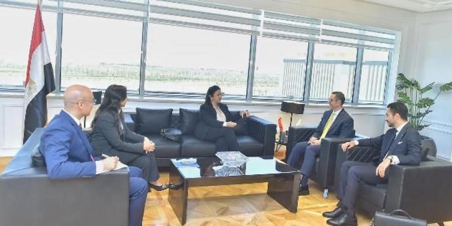 وزير الاستثمار يلتقي مسؤول  AXA العالمية العاملة في مجال التأمين - هرم مصر