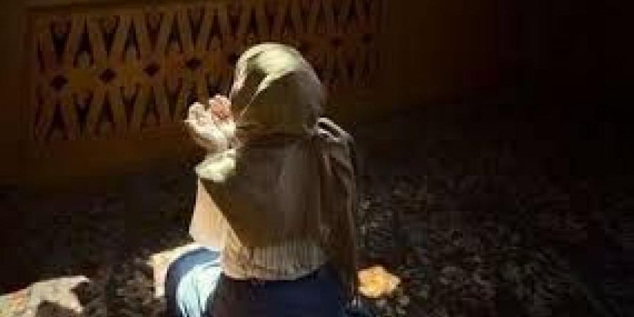 حكم الصلاة ببنطلون ضيق للنساء والرجال .. دار الإفتاء تحسم الجدل - هرم مصر