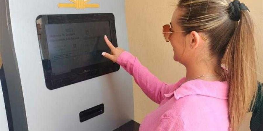 تشغيل ماكينات الخدمة الذاتية لشراء تذاكر زيارة منطقة سقارة الأثرية - هرم مصر