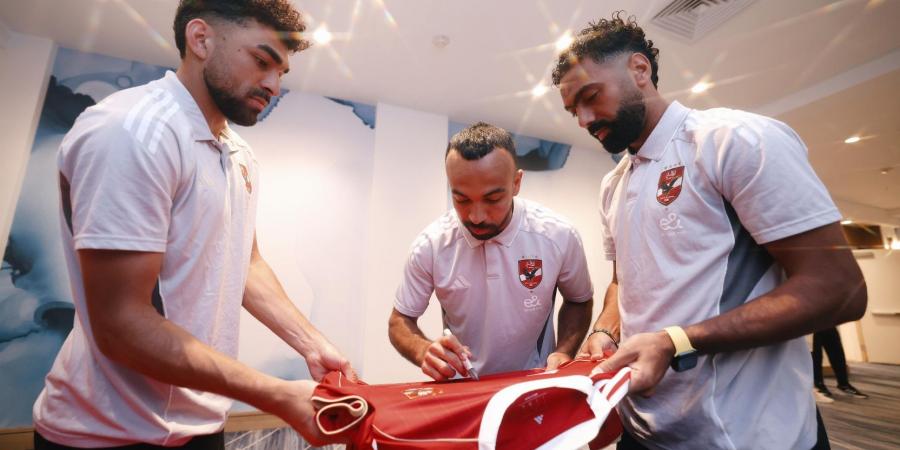 فيفا يحصل على توقيعات اللاعبين على قمصان الأهلي - هرم مصر