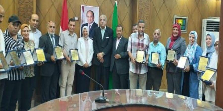 مدير تعليم القليوبية يُكرم توجيه اللغة الألمانية والنماذج المتميز - هرم مصر