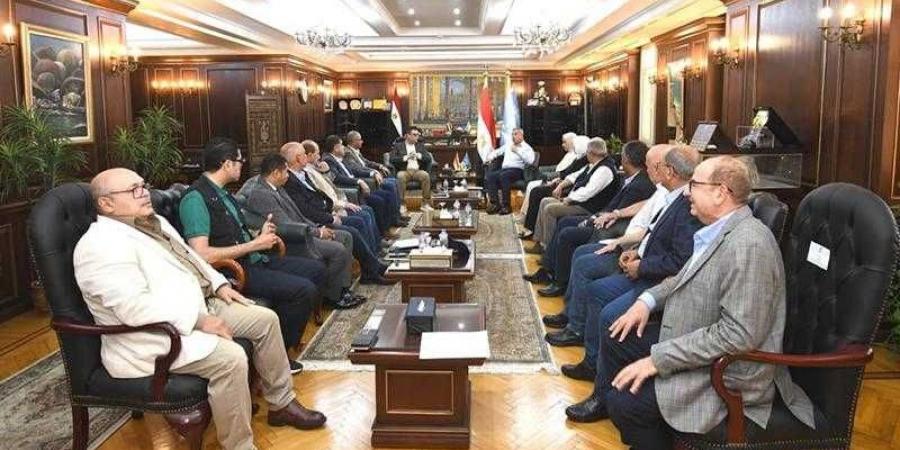 وزير الإسكان ومحافظ الإسكندرية يعقدان اجتماعًا لمتابعة ملفات العمل والمشروعات المشتركة - هرم مصر