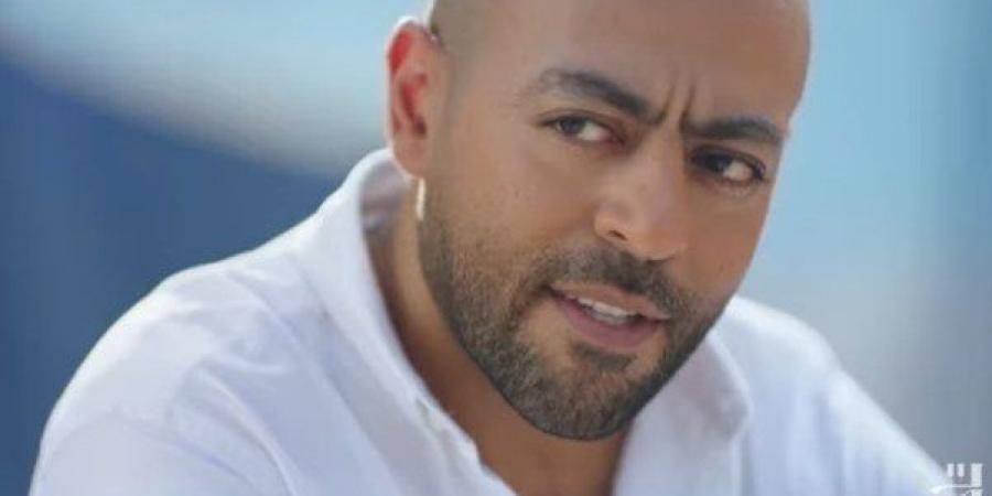 بعد عملية الرباط الصليبي.. تامر عاشور بالعكاز في حفل مهرجان ليلة عمر | فيديو - هرم مصر