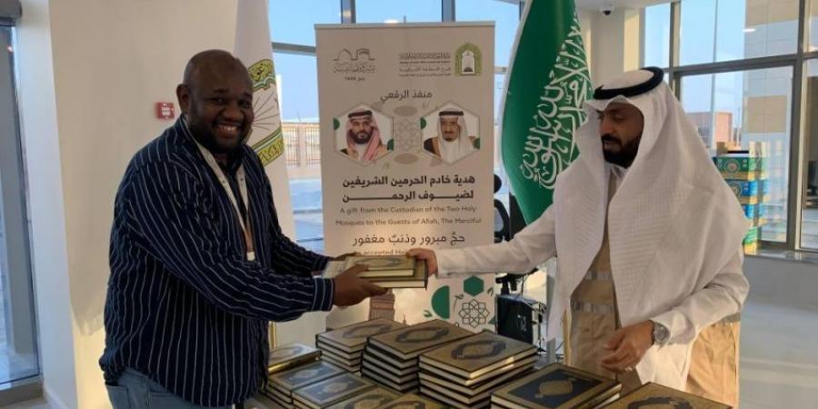 أول القادمين وآخر المغادرين حاج سوداني يختتم رحلته للحج عبر منفذ الرقعي - هرم مصر