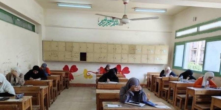 رئيس منطقة القليوبية الأزهرية يتفقد لجان امتحانات الشهادة الثانوية - هرم مصر