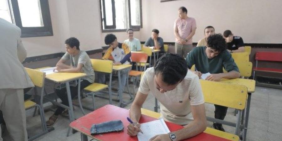 وكيل الأزهر يشكّل لجنة عاجلة لفحص شكاوى طلاب الثانوية علمي من امتحان الفيزياء - هرم مصر