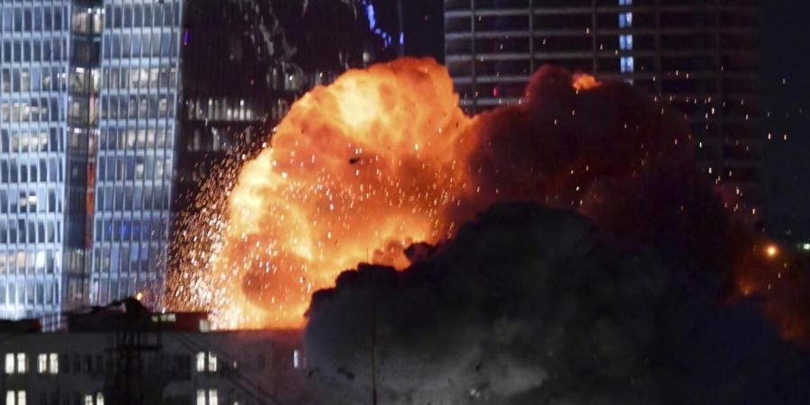 إيران: 60 قتيلا بعد استهداف مجمع سكني في طهران - هرم مصر