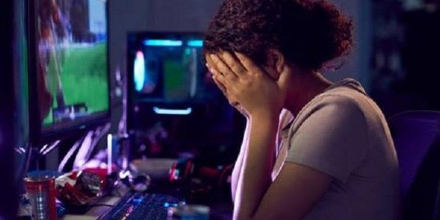 فتاة تواجه الابتزاز والتهديد بفيديوهات مثيرة.. وهذه عقوبة المتهم - هرم مصر