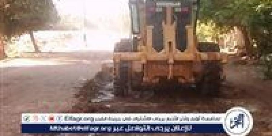 حملة مكبرة لتمهيد وتسوية الطرق غير المرصوفة بقرى مركز ديروط بأسيوط - هرم مصر