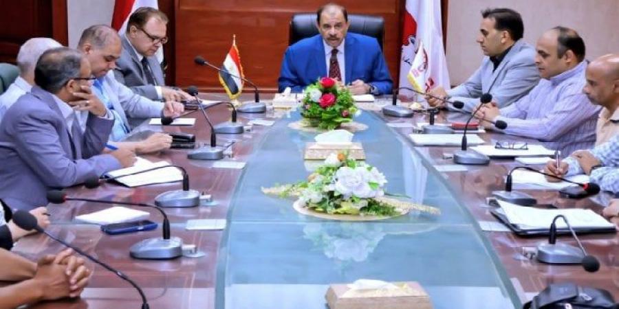 محافظ سوهاج يعقد اجتماعًا لوضع خطط تشغيل الأسواق الحضرية الجديدة - هرم مصر