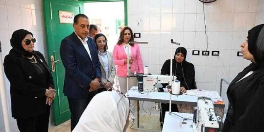 رئيس الوزراء يتفقد قافلة خدمية تقدم خدمات متنوعة لمواطني قرية ”زاوية صقر” بمركز أبو المطامير - هرم مصر