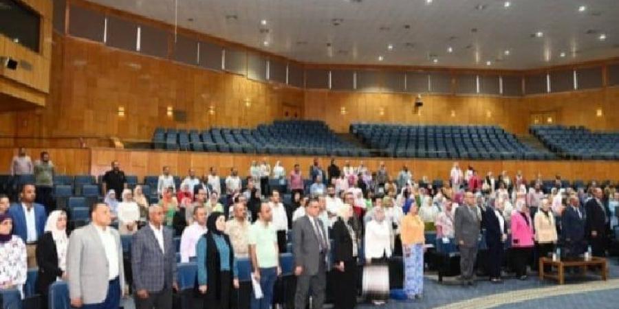 جامعة جنوب الوادي تشارك في الملتقى العلمي الثاني لوحدة البرامج المهنية بجامعة أسيوط - هرم مصر