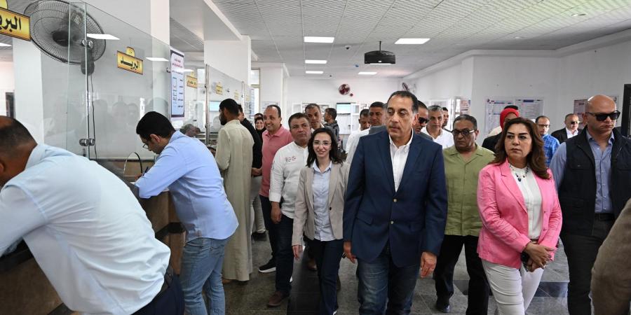 رئيس الوزراء يتفقد المركز التكنولوجي لخدمة المواطنين بزاوية صقر - هرم مصر