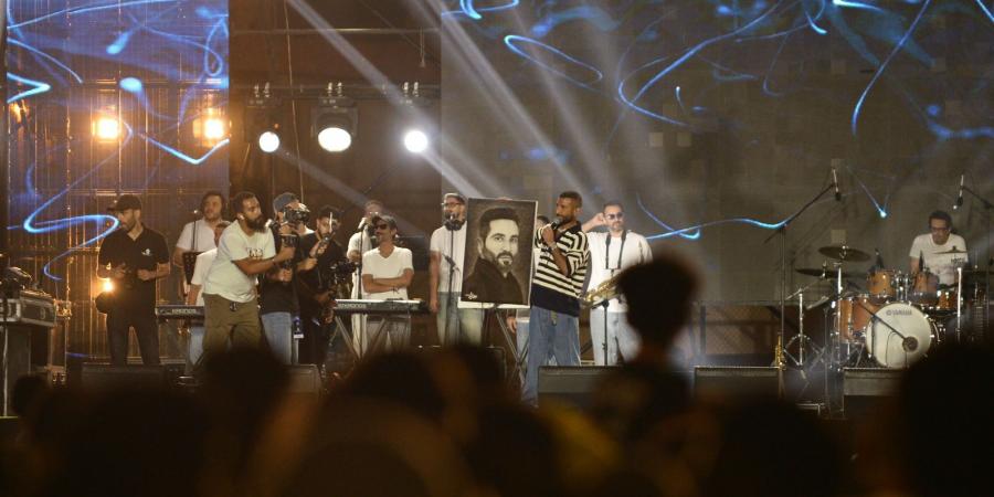 فتاة تهدي أحمد سعد بورتريه مرسوم في حفل نادي الشمس - هرم مصر