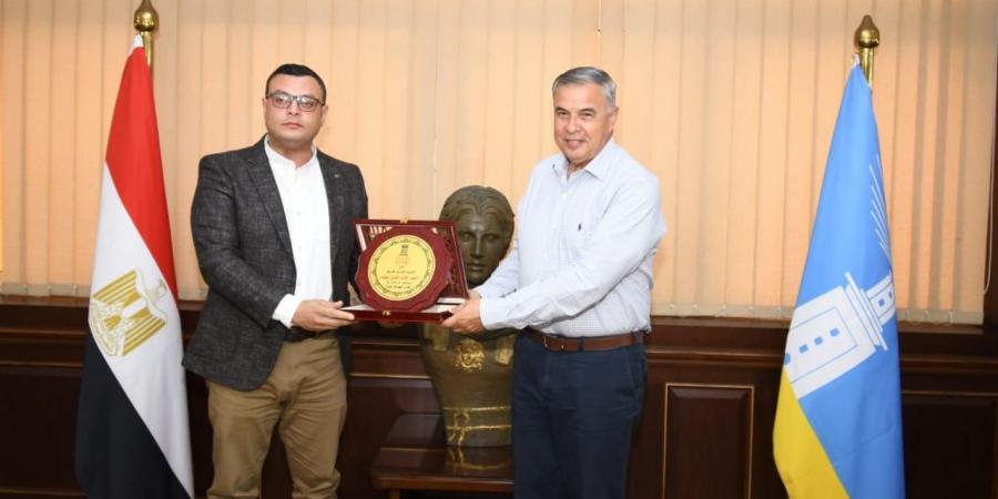 وزير الإسكان ومحافظ الإسكندرية يعقدان اجتماعًا لمتابعة ملفات العمل - هرم مصر