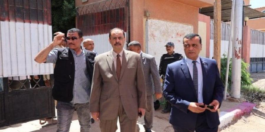 محافظ سوهاج يطمئن على حالة الملاحظين المصابين في حادث الميكروباص - هرم مصر