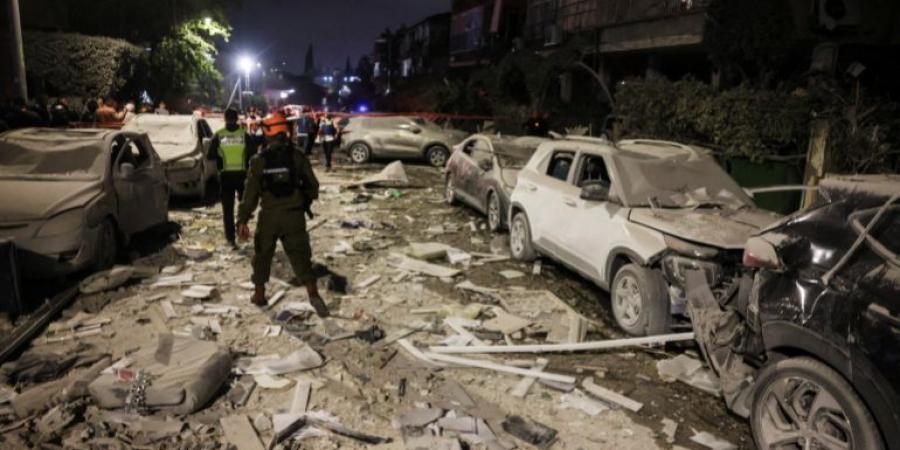 بالصور.. قصف إيران يدمر بات يام وفرق الإنقاذ تبحث عن ناجين - هرم مصر