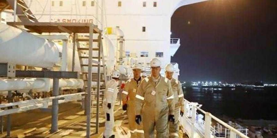 وزير البترول يُجري جولة تفقدية بميناء الإسكندرية لمتابعة أعمال تجهيز سفينة التغييز ”Energos Power” تمهيدًا لتحركها - هرم مصر