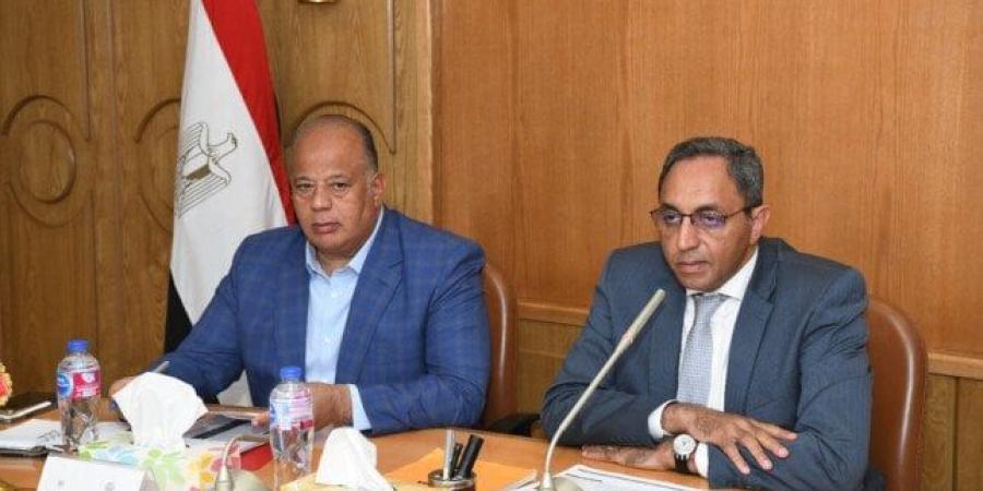 محافظ قنا يُناقش تراخيص المحال التجارية ويوجّه بسرعة الحصر وإنشاء قاعدة بيانات موحدة - هرم مصر