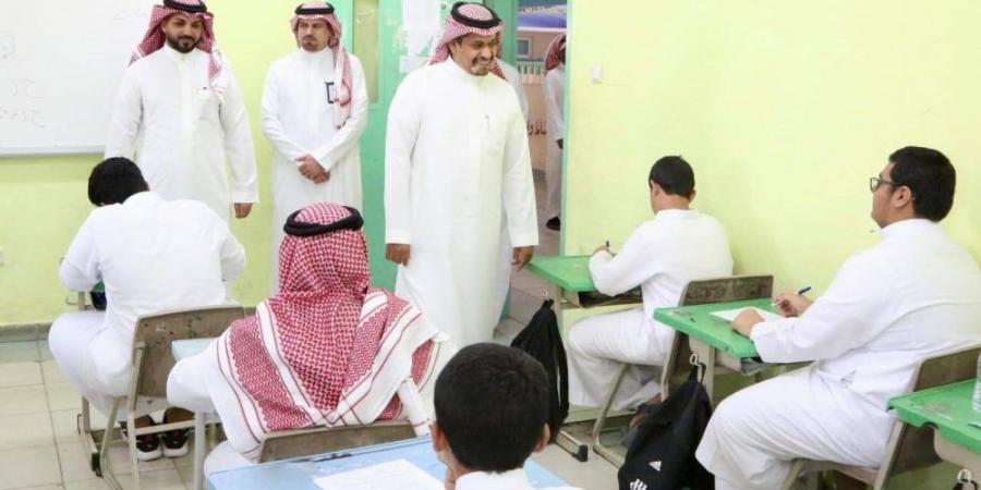 خرمي يعايد منسوبي المدارس والطلاب ويشاركهم يومهم الدراسي - هرم مصر