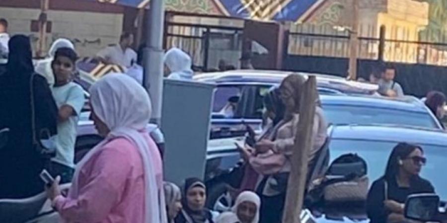 انتظار أولياء الأمور أمام  لجان امتحانات الثانوية العامة في الدقي - هرم مصر