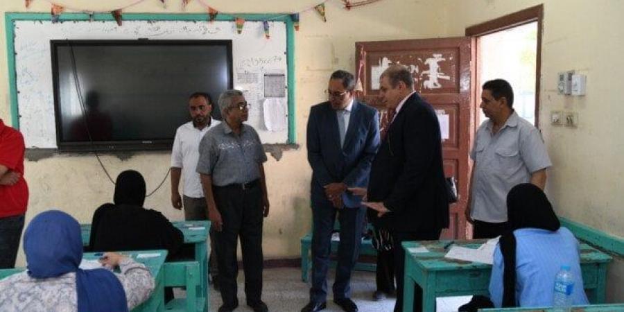 محافظ قنا يتفقد لجان امتحانات الثانوية العامة ويطمئن على انتظامها - هرم مصر