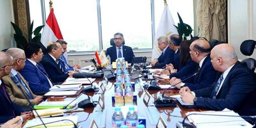 وزير التموين يعقد اجتماعًا مع الشركة ”القابضة للصناعات الغذائية” لمتابعة الموقف التنفيذي للمخزون الاستراتيجي من السلع - هرم مصر