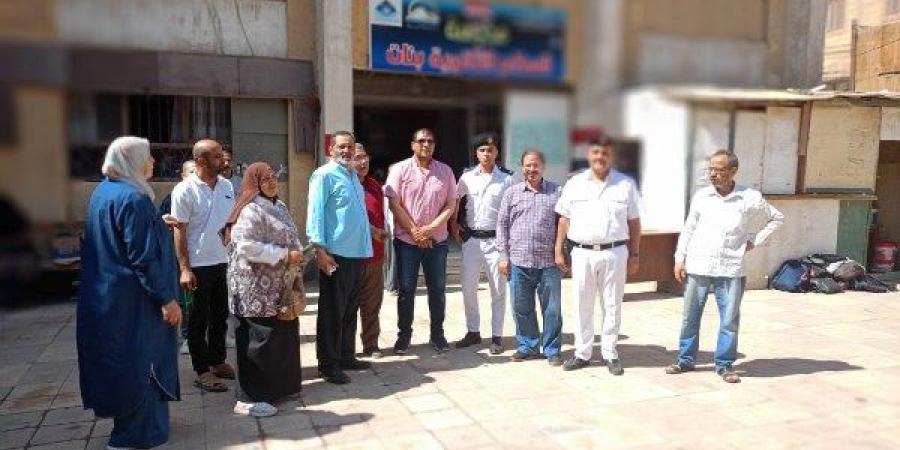 رئيس مدينة العياط يتابع امتحانات الثانوية العامة ويوزع المياه والأقلام على الطلاب - هرم مصر