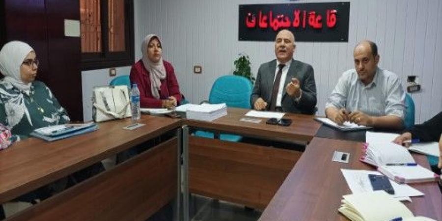 وكيل وزارة الصحة بالقليوبية يناقش آلية تنفيذ حملة طرق الأبواب - هرم مصر