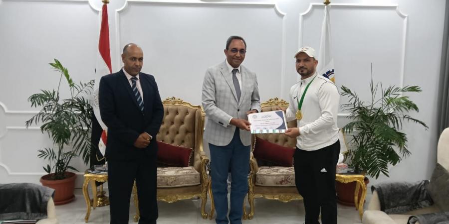 محافظ قنا يكرم بطل العالم في الووشو كونغ فو تقديرًا لإنجازاته الدولية - هرم مصر