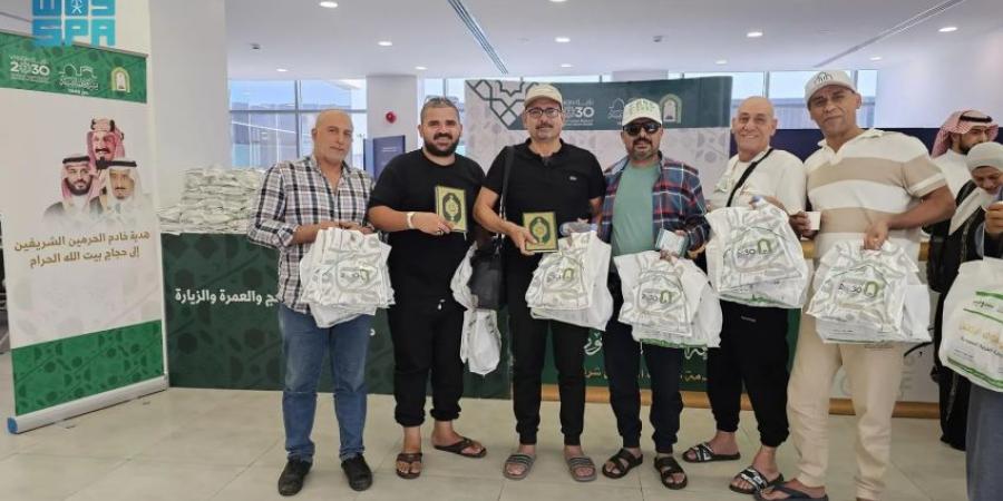 الشؤون الإسلامية توزع هدية خادم الحرمين الشريفين من المصاحف على الحجاج المغادرين عبر منفذ حالة عمار - هرم مصر