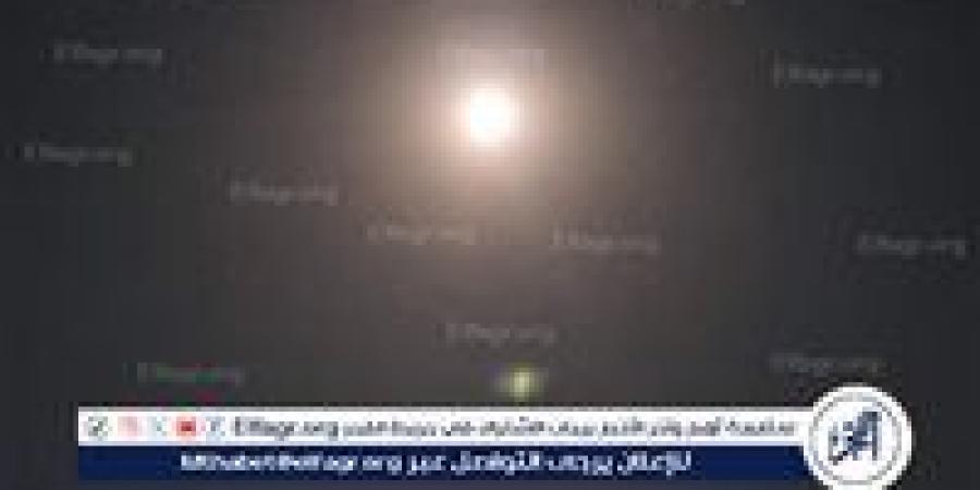خبير يوضح سر ظهور خطوط بيضاء وسحب مضيئة في سماء مصر - هرم مصر