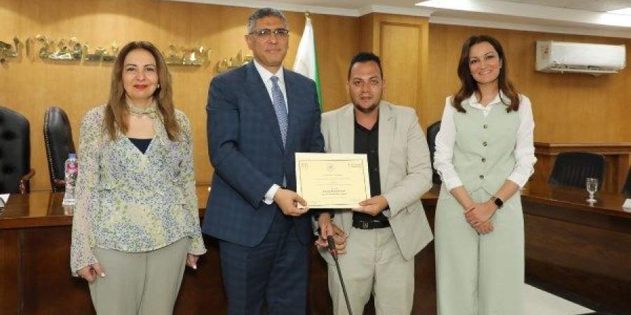 محافظ الجيزة يكرم خريجي البرامج التدريبية الرقمية والإدارية دعماً للرقمنة وتطوير الأداء الحكومي - هرم مصر