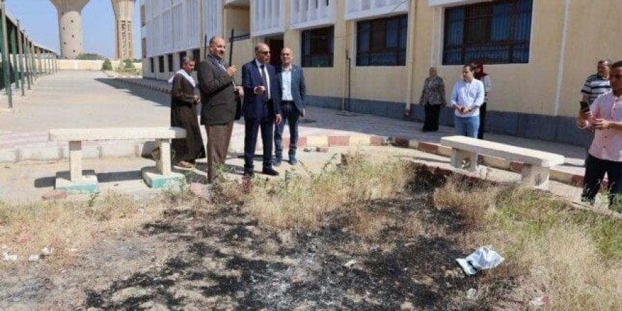 «إحراق قمامة وفوضى».. محافظ المنيا يحيل إدارة مدرسة للتحقيق خلال تفقده لجان الثانوية - هرم مصر