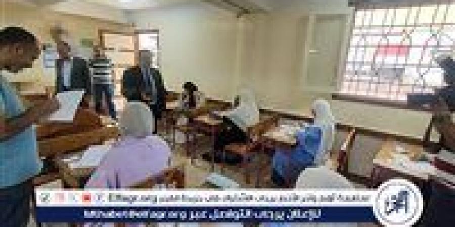 طلاب وطالبات الثانوية العامة يؤدون امتحان اللغة الأجنبية الثانية فى أسيوط - هرم مصر