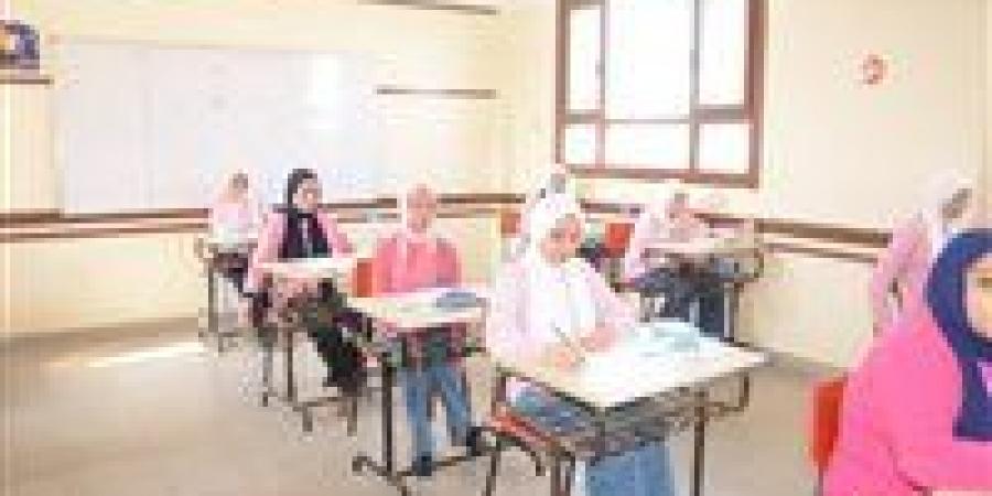 64 الف 320 طالب وطالبة ثانوية عامة يؤدوا اليوم امتحان الفرنساوي في 162 لجنه - هرم مصر